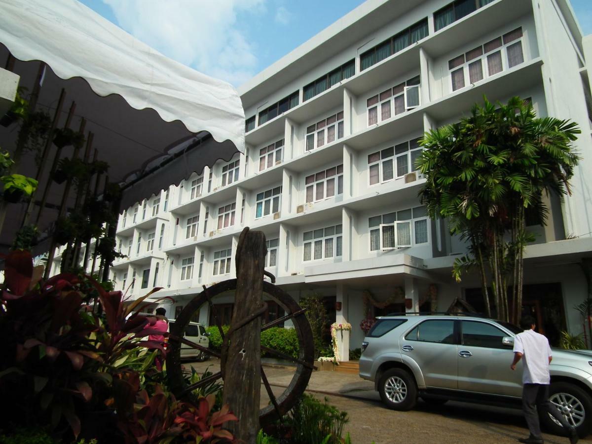 Dusit Hotel Sakon Nakhon Extérieur photo